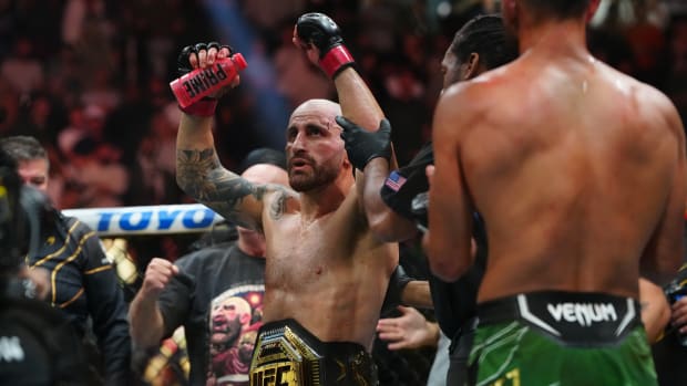 Alexander Volkanovski (red gloves) reacts after defeating Yair Rodriguez